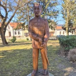 Aradi vértanúk szobrai Jánosháza - Külső kép