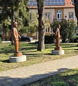 Aradi vértanúk szobrai