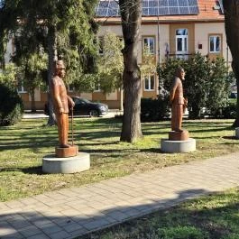 Aradi vértanúk szobrai Jánosháza - Külső kép