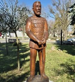 Aradi vértanúk szobrai