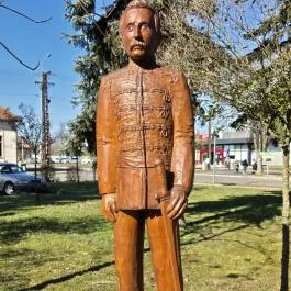 Aradi vértanúk szobrai Jánosháza - Külső kép