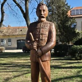 Aradi vértanúk szobrai Jánosháza - Külső kép