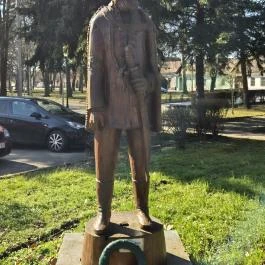 Aradi vértanúk szobrai Jánosháza - Külső kép