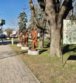 Aradi vértanúk szobrai