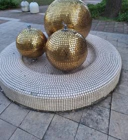 30. legjobb látnivaló: Arany gömb ivókút