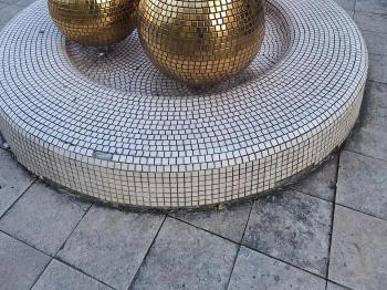 Arany gömb ivókút Makó