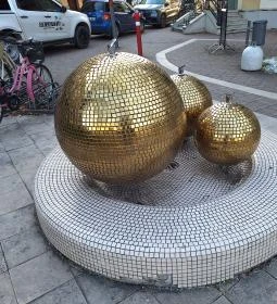 Arany gömb ivókút