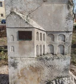 Arany János emlékköve