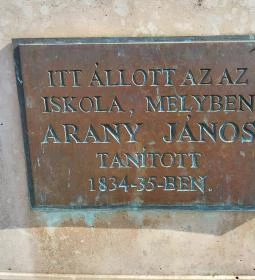 Arany János emlékköve
