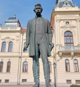 10. legjobb látnivaló: Arany János szobor