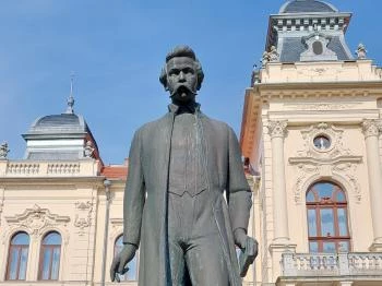 Arany János szobor Kisújszállás