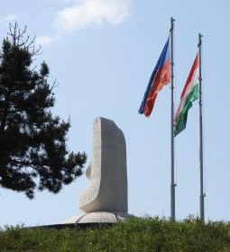 Aranybulla-emlékmű