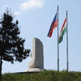 Aranybulla-emlékmű, Székesfehérvár - Külső kép