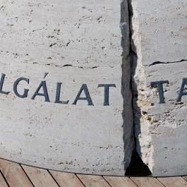 Aranybulla-emlékmű, Székesfehérvár - Egyéb