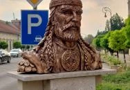 Árpád fejedelem mellszobra Szarvas