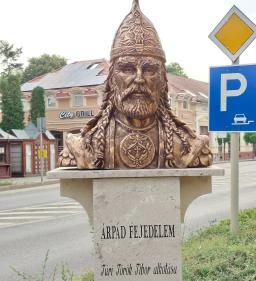 Árpád fejedelem mellszobra