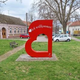 B betű - Egy öngyilkos szerelmes pár története Bátaszék - Külső kép