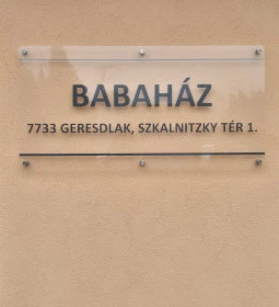 Babakiállítás