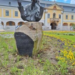 Babits Mihály szobra Esztergom - Külső kép