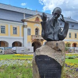 Babits Mihály szobra Esztergom - Külső kép