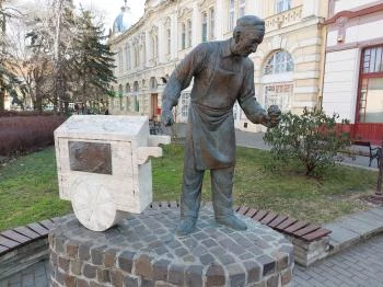 Bagaméri szobor Kisújszállás