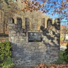 A bagoly-lyuki Holocaust emlékmű, Szúcs - Külső kép