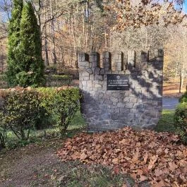 A bagoly-lyuki Holocaust emlékmű, Szúcs - Külső kép