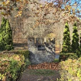 A bagoly-lyuki Holocaust emlékmű, Szúcs - Külső kép