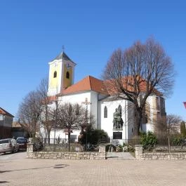 Bajnai Szent Adalbert templom Bajna - Külső kép