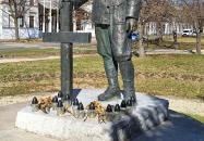 A bajtársának fejfát állító katona Makó