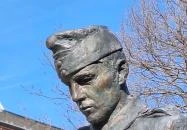 A bajtársának fejfát állító katona Makó