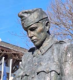 A bajtársának fejfát állító katona