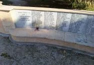 A bajtársának fejfát állító katona Makó