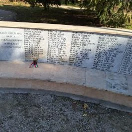 A bajtársának fejfát állító katona Makó - Egyéb