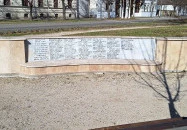 A bajtársának fejfát állító katona Makó