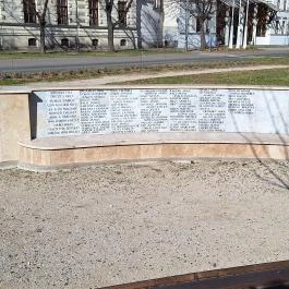 A bajtársának fejfát állító katona Makó - Egyéb