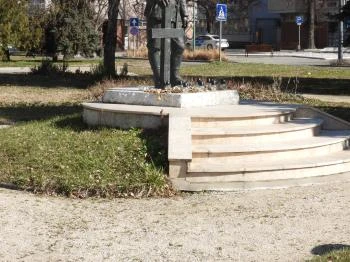 A bajtársának fejfát állító katona Makó