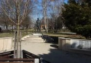 A bajtársának fejfát állító katona Makó