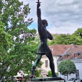Balassa Bálint szobor Esztergom - Külső kép