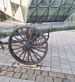 Bálna Honvédelmi Központ