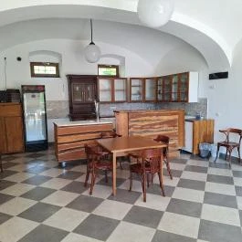 Bánó Mária Kastélyszálló, Fels?mocsolád - Vendéglátás