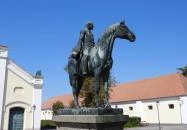 Báró Wenckheim Béla lovasszobra Kisbér