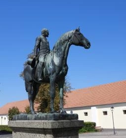 Báró Wenckheim Béla lovasszobra