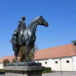 Báró Wenckheim Béla lovasszobra Kisbér - Külső kép