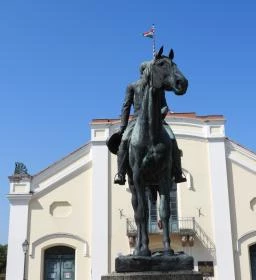 Báró Wenckheim Béla lovasszobra