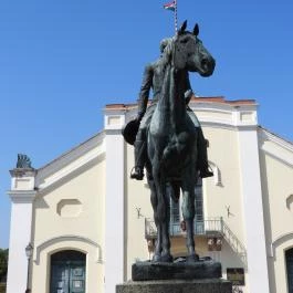 Báró Wenckheim Béla lovasszobra Kisbér - Külső kép