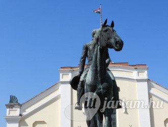 Báró Wenckheim Béla lovasszobra