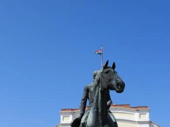 Báró Wenckheim Béla lovasszobra Kisbér