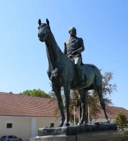 Báró Wenckheim Béla lovasszobra