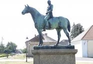 Báró Wenckheim Béla lovasszobra Kisbér